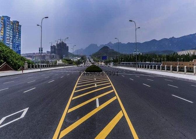 鎮(zhèn)江道路劃線，鎮(zhèn)江道路劃線施工單位？飛揚(yáng)市政專業(yè)可靠！